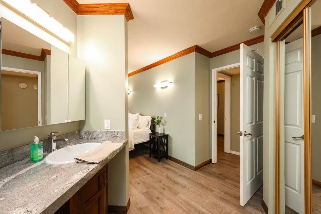 Chic Condo Steps From Petco Park San Diego Exteriör bild